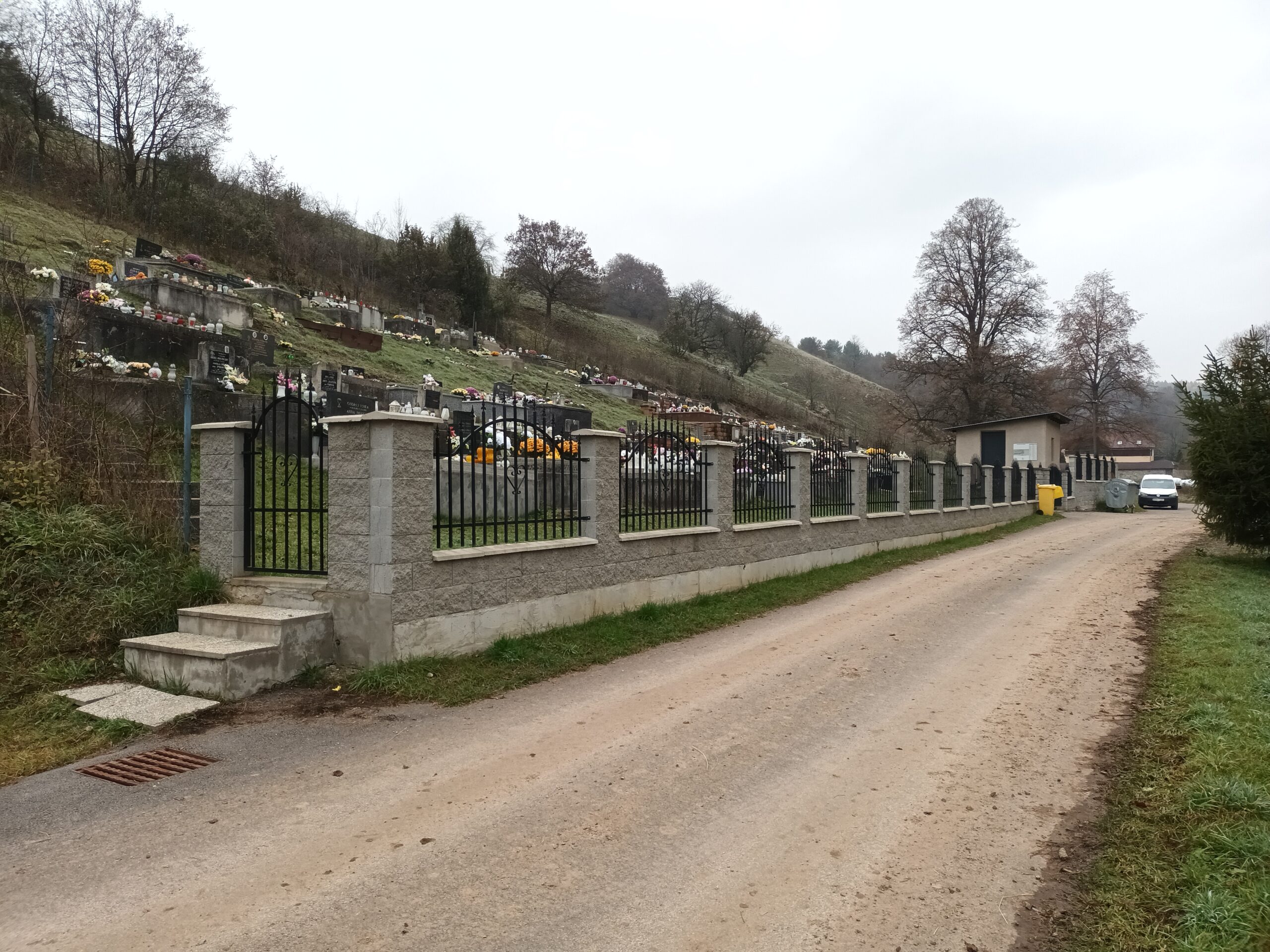 Cintorín - vybudovanie nového plota, bránok a celková úprava v roku 2015 a 2016 1